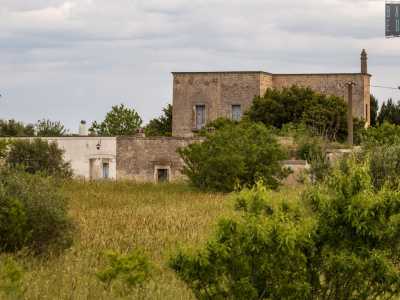 In lontananza scorgiamo il primo tesoro del quadrilatero: il prospetto di masseria Costantino, dimora fortificata a tre livelli eretta tra il XVI e XVII secolo, sulla quale spicca un comignolo a punta
